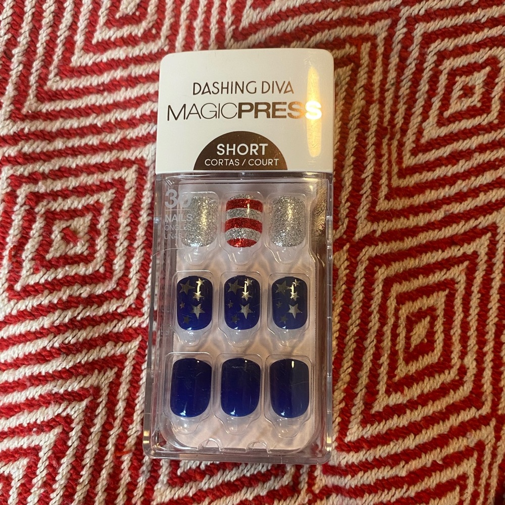 Dashing Diva Magic Press Short Nails